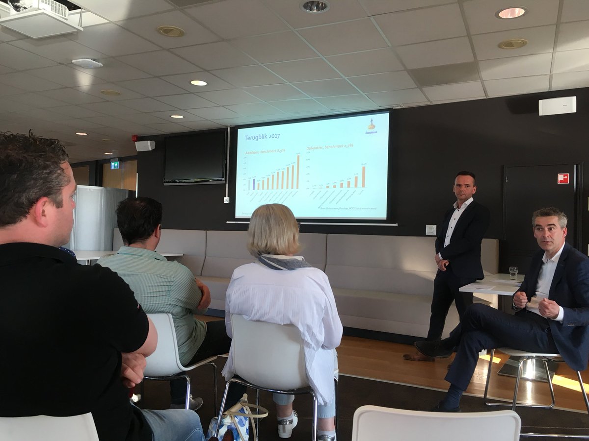 @Rabo_EV Ondanks het mooie weer is het lekker druk tijdens onze Beleggingsborrel. Leuke interactieve bijeenkomst, zeer gewaardeerd door onze klanten. Bedankt <a href="/hugo_verhappen/">Hugo Verhappen</a> <a href="/paul/">Paul Rollo</a> van Stiphout!
