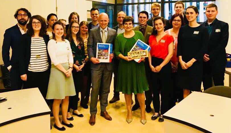 RichtingZuid's tweet photo. Vandaag en morgen is lichting ‘17-‘19 te gast in Den Haag. Vanmiddag hadden we een ontmoeting met TK-leden Lilianne Ploumen en @RensRaemakers. We hebben onder andere aandacht gevraagd voor het Limburgs Aanbod van @limburg. https://t.co/BQsJmMFUFl