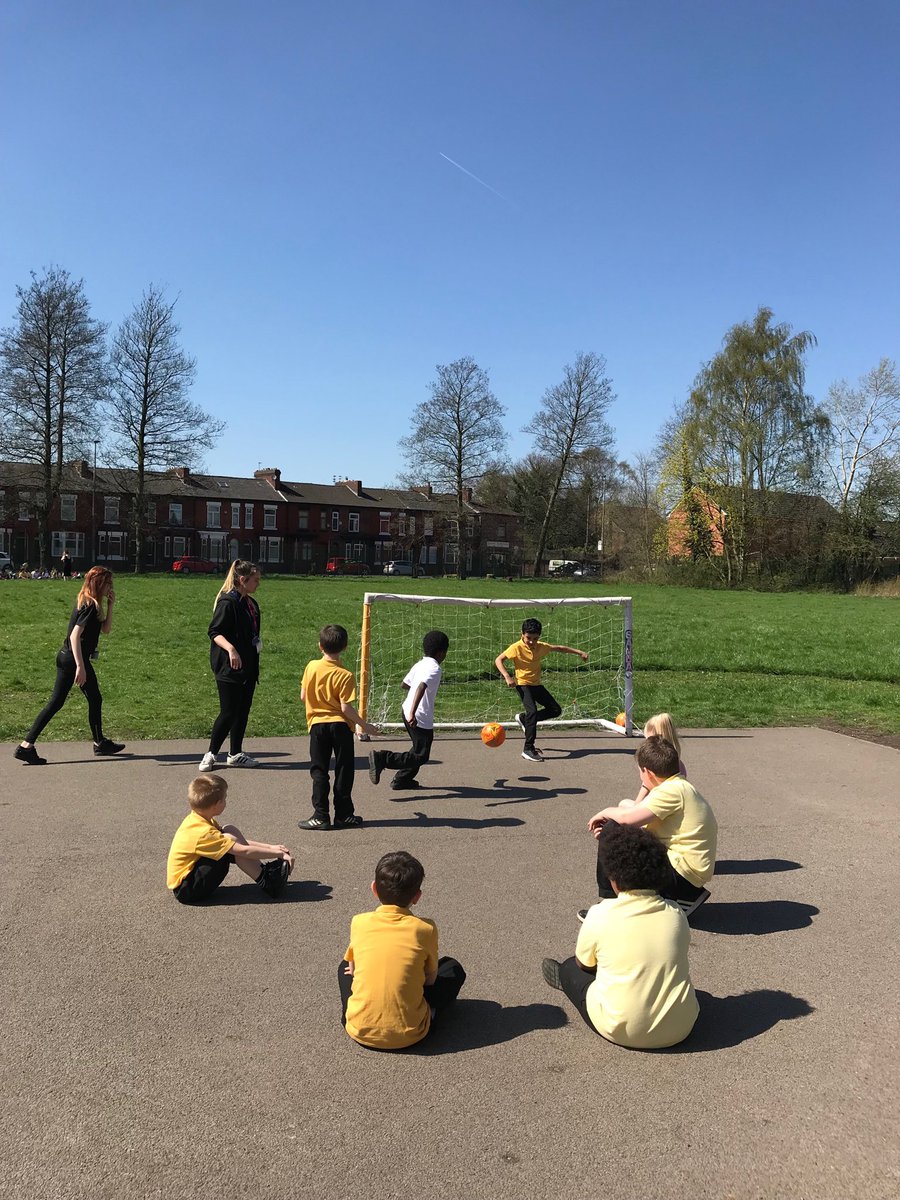 VictoriaSarah88's tweet photo. Brilliant day in the sun for our #RFFManchester #YouthLeaders delivering multi sports @larkhillprimary @riofoundation @UTCMediaCityUK https://t.co/PXN2NLpfWH