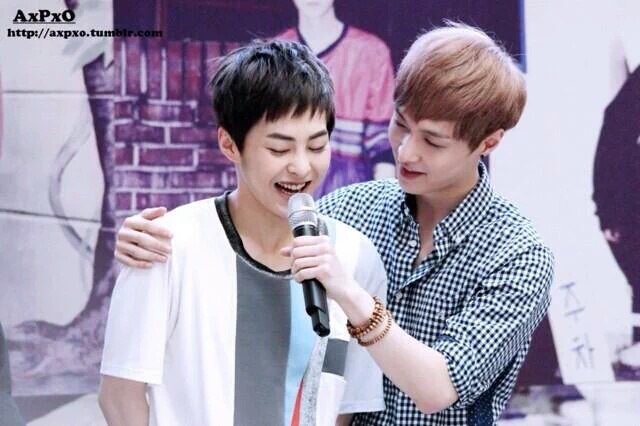 dTJig_707's tweet photo. Исин с детьми - лучшее, что есть в мире😇
#laymin #lay #yixing #minseok #xiumin https://t.co/0CJUGiZljc