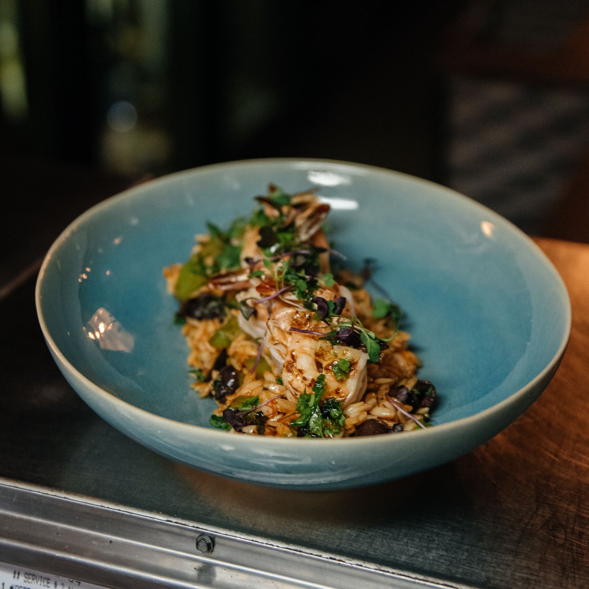 Sur le menu de groupe: crevettes grillées, salade d'orzo épicée, olives noires, fenouil mariné, chermoula. Pour faire une réservation de groupe ou pour plus d'infos: 514 439 8858 #Montreal