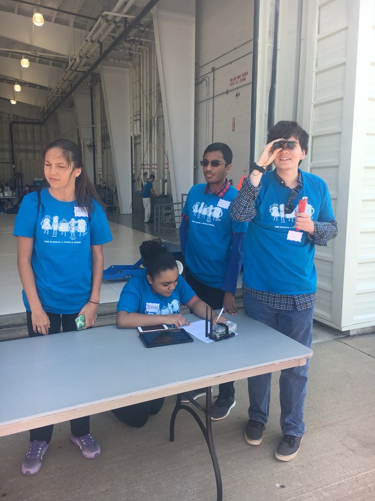 SASeducator's tweet photo. Observing arriving aircraft on runway 23R with #Stratux. #Dataonthefly @ncscifest #NCDOTAviation https://t.co/ZHDRefAzHy