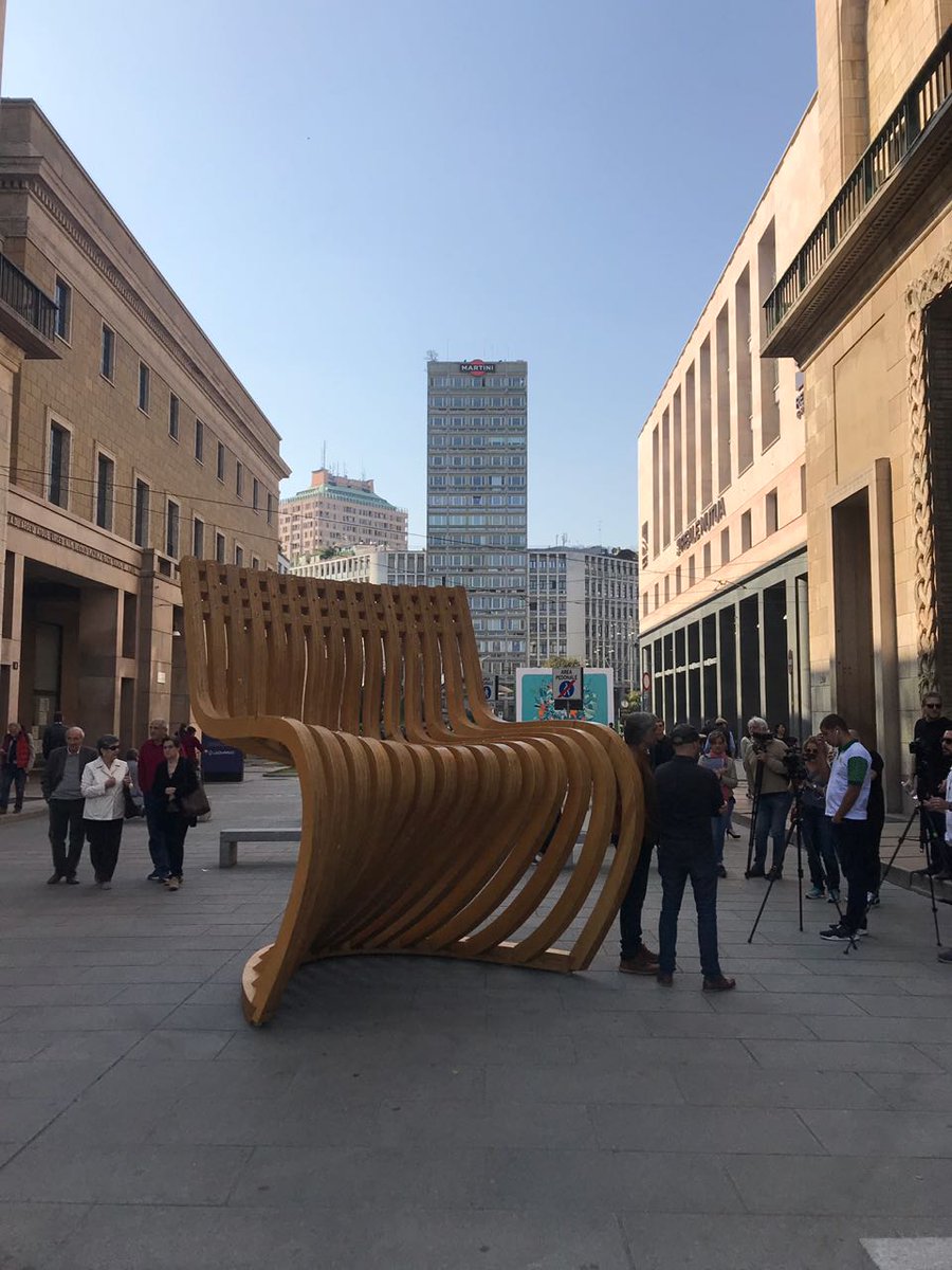 Cadeira Gigante da Latoog (@lattoogdesign), a Poltrona Pantosh, que está instalada na Via Guglielmo Marconi, próximo ao Duomo de Milão. <a href="/apexbrasil/">ApexBrasil</a> @BeBrasilBR #BeBrasil #BeBrasilMilano