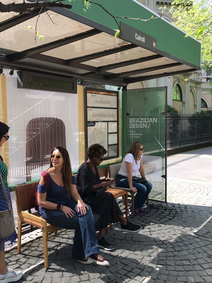 Nas paradas de transporte público do Foro Bonaparte e Via Broletto estão as poltronas da instalação do <a href="/estudiobola/">Estudio Bola, S.L.</a>. Três modelos de cadeiras ficarão a disposição das pessoas no espaço público durante a Semana de Design de Milão. #BeBrasil #BeBrasilMilano <a href="/ApexBrasil/">ApexBrasil</a> @BeBrasilBR