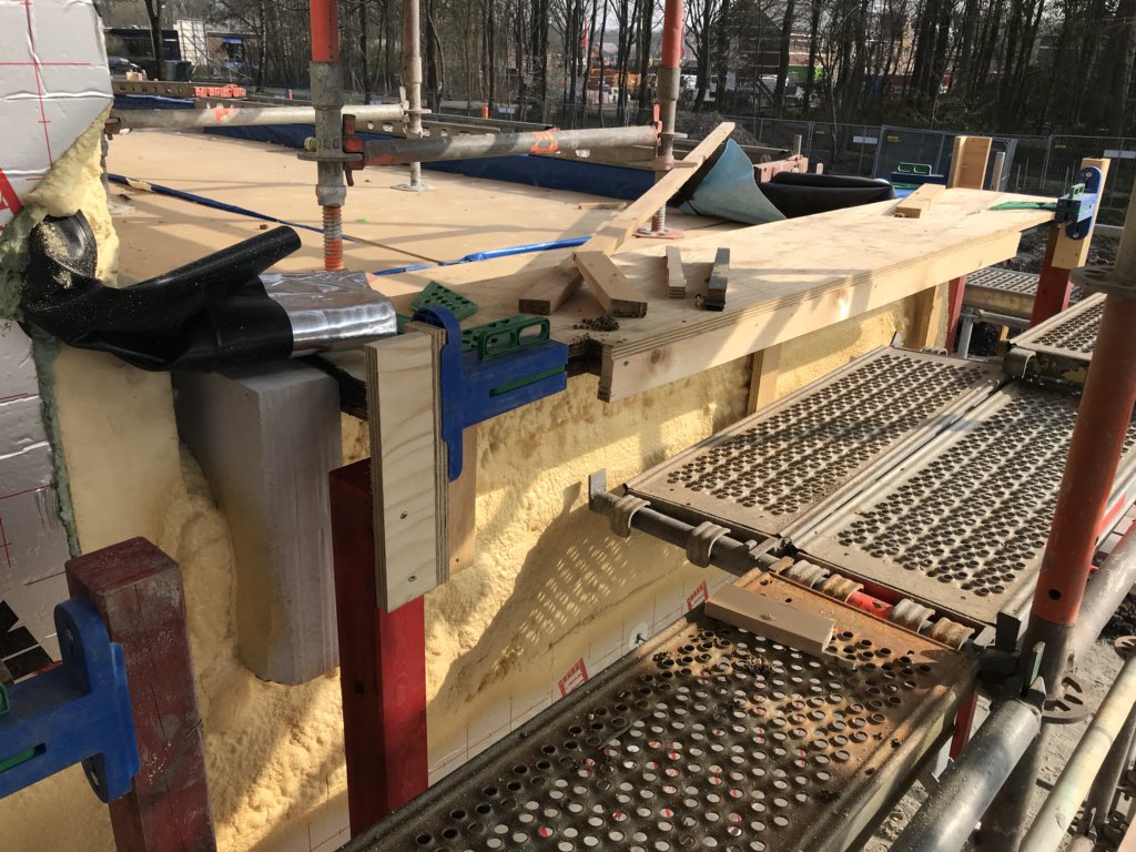 Trots! Op park <a href="/Diepstroeten/">WoonparkDiepstroeten</a> <a href="/Gemeente_Assen/">Gemeente Assen</a> wordt continu verbeterd. Hier een voorbeeld van prefab dakafwerking, zodat ook de uitbouw direct wind- en waterdicht is.  <a href="/VanWijnenGroep/">Van Wijnen</a>