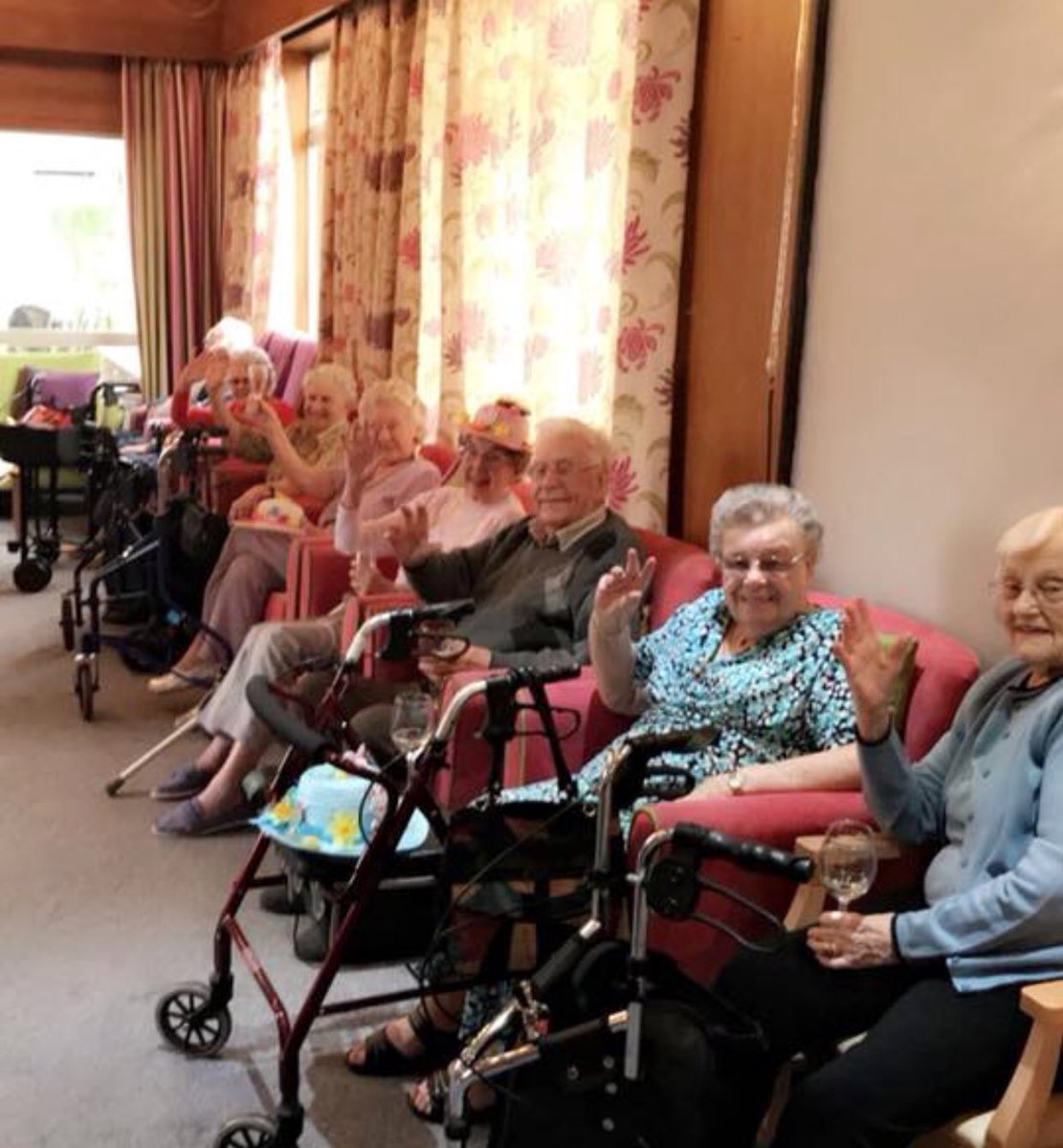 ELMCHewlettCt's tweet photo. #tbt to our Easter Bonnet parade! What a great day! Well done to Dorothy who won! 👒🐤🐰
#EasterSunday #hewlettcourt https://t.co/GeFhuiFech