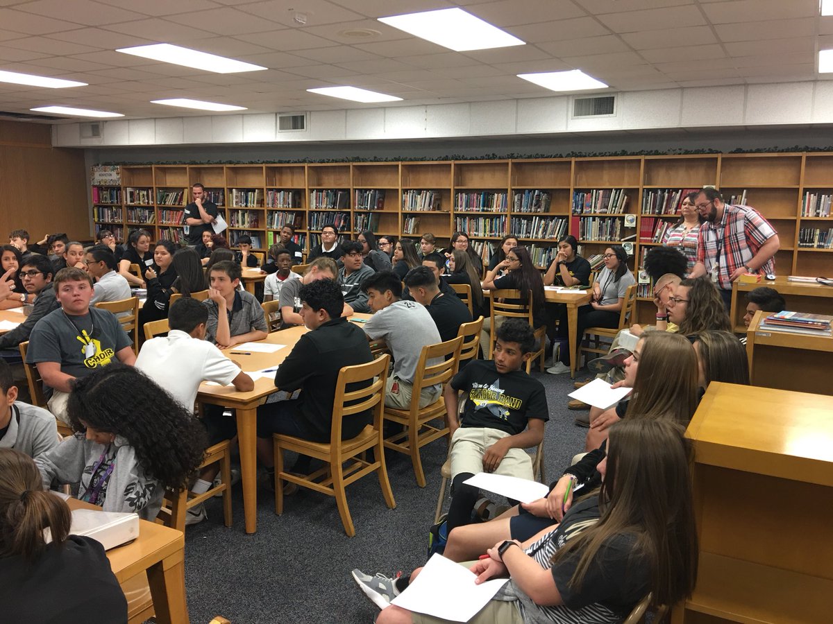 lfoot56's tweet photo. 8th Grade learning the meaning of the Medal of Honor at Wilson Young MOH MS https://t.co/KujZkqE3fR