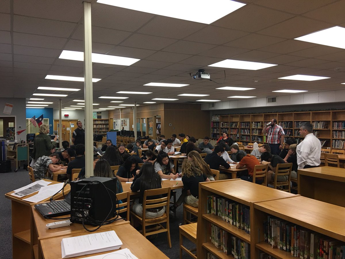 lfoot56's tweet photo. 8th Grade learning the meaning of the Medal of Honor at Wilson Young MOH MS https://t.co/KujZkqE3fR