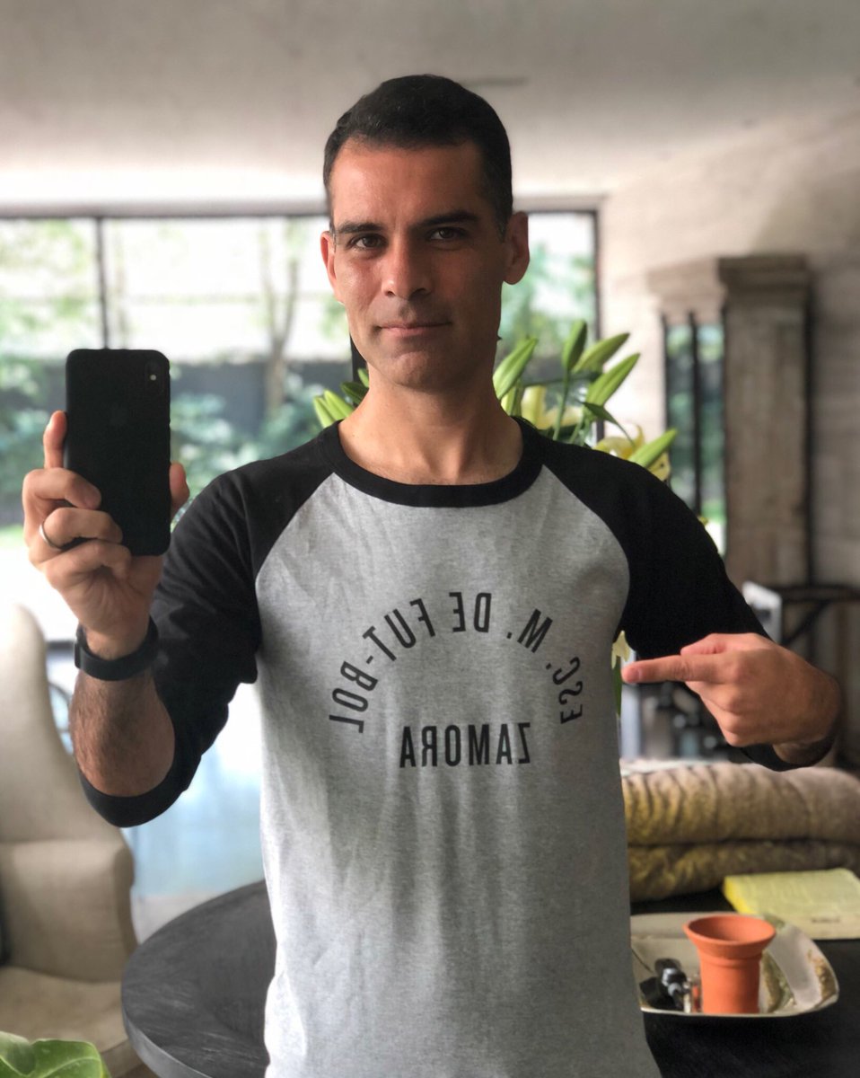 RafaMarquezMX's tweet photo. Muchas gracias por el gran detalle #Súper, #Esuardo, #Diego, me encanto!! #DondeTodoEmpezo #EscuelaMunicipalDeFutbolZamora #4ctitud https://t.co/9AjpATncPJ