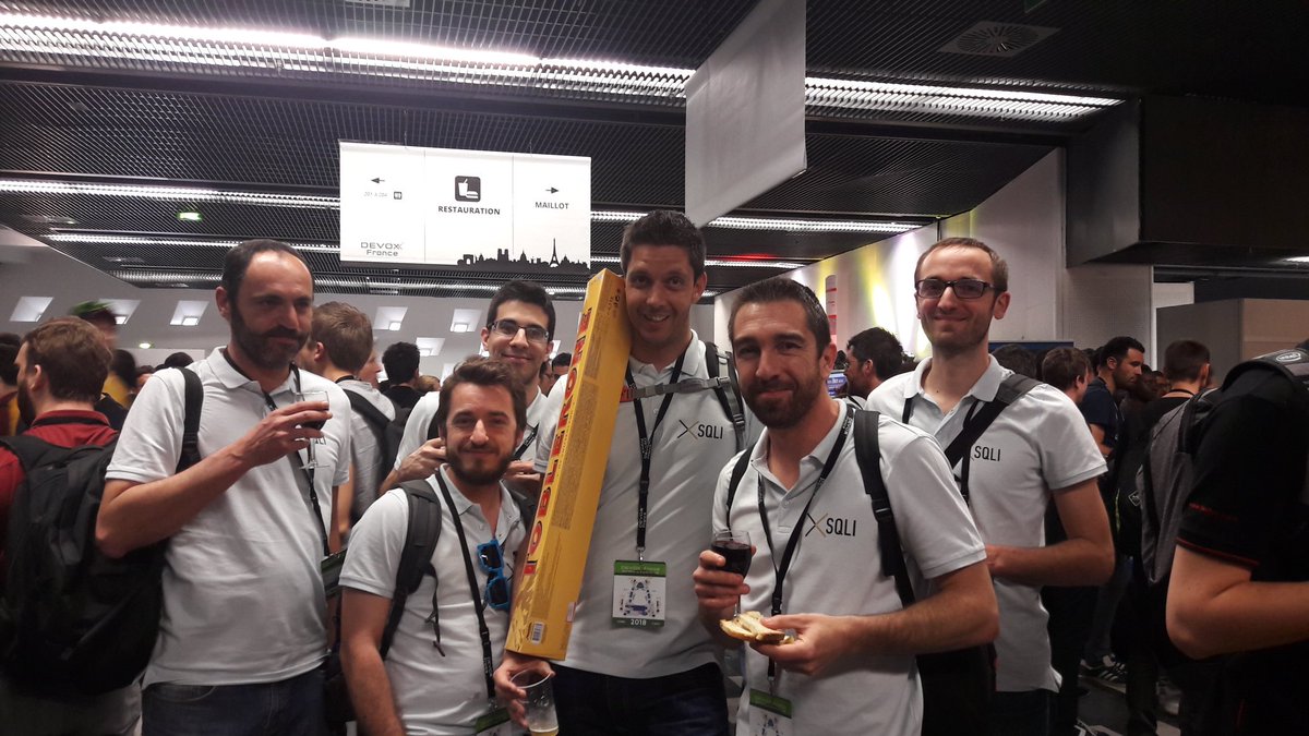 AdrienLASSELLE's tweet photo. Et @SQLI_FR ne repart pas les mains vides grâce à @_JulienAlbert qui a gagné un gros #toblerone @SonarSource @SonarQube @SonarLint #DevoxxFR #SQLI #Devoxx #talents #IT #SQLiens #Paris https://t.co/3kdYZUtAJO