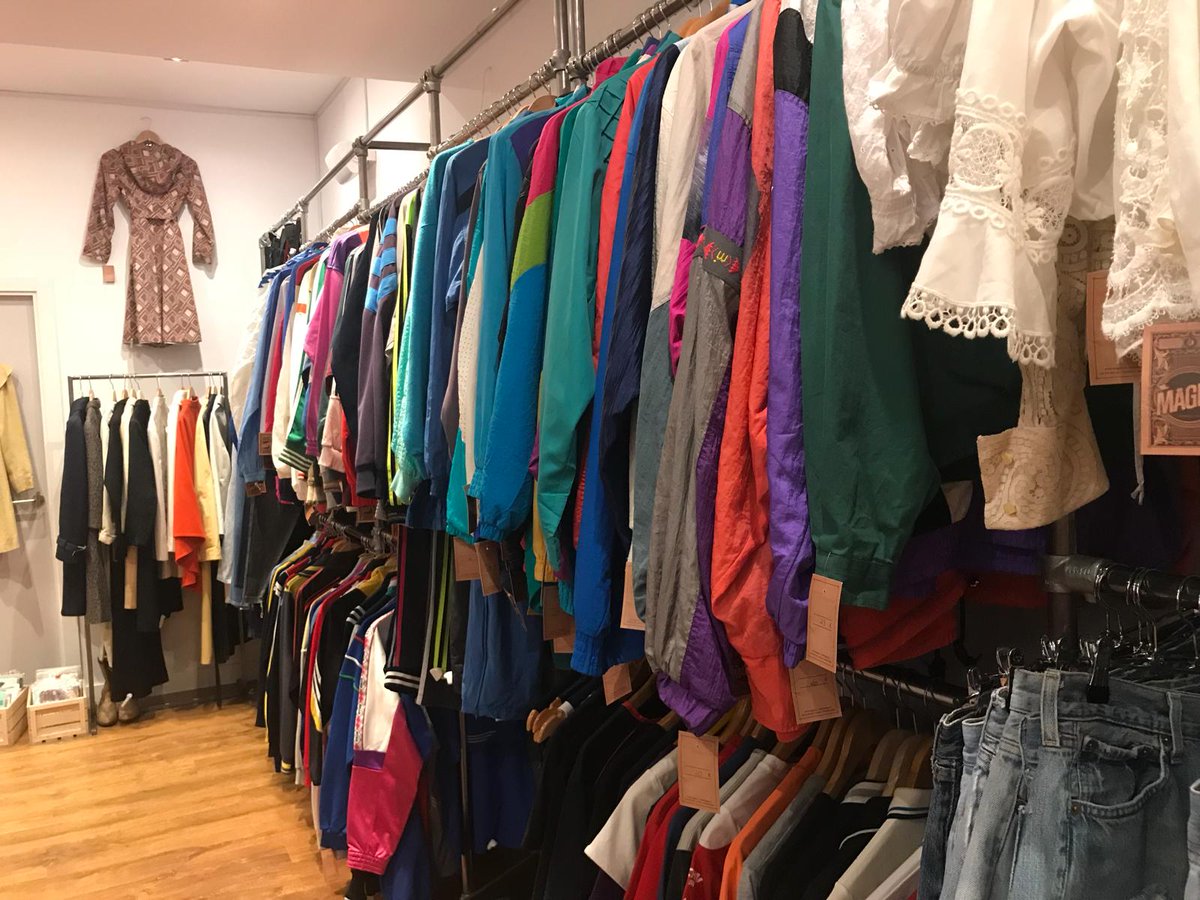MadridDirecto's tweet photo. Toda esta ropa está en Magpie, en la calle de Velarde. Y es nueva, pero reciclada. Comprada a grandes almacenes y a tiendas extranjeras. También limpian todas las prendas al recibirlas. Algunas se pueden adquirir por solo un euro. Allí está @RafaRodrigoZ. #MD150 https://t.co/z9QAbmLssq