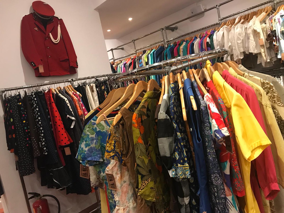 MadridDirecto's tweet photo. Toda esta ropa está en Magpie, en la calle de Velarde. Y es nueva, pero reciclada. Comprada a grandes almacenes y a tiendas extranjeras. También limpian todas las prendas al recibirlas. Algunas se pueden adquirir por solo un euro. Allí está @RafaRodrigoZ. #MD150 https://t.co/z9QAbmLssq