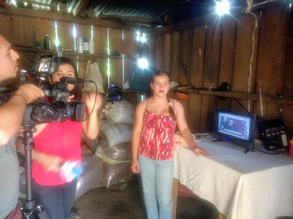 Colibri_Global's tweet photo. ¡Visitando y entrevistando nuestros clientes que tienen tele en su casa por primera vez!

"Cuéntame... ¿qué te gusta te tener tele ya en tu casa?"
"Pues... podemos ver novelas"

¿Qué más? 😅

#ColibríFácilPago #EnergíaSolar https://t.co/aFW5j2HpOR
