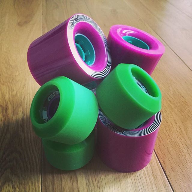 2controversial's tweet image. I spent like, 5 mins balancing these for a stupid fukin instasham photo. 
#southdownshredders #eastbournelongboarders #longgboarding #longboard #cultwheels #longboardslide #iwishidmadeataglist