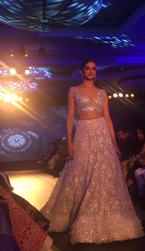 DeepikaPFC's tweet photo. Rani sa Deepika Padukone is trending in India❤👑 #TheWalkOfMijwan #DeepikaInTime100 https://t.co/trVnC44uMR