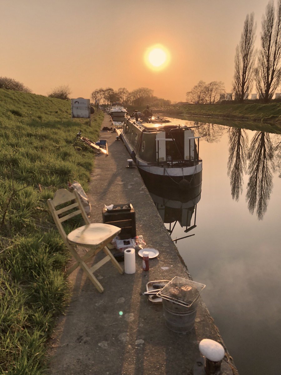 RobbieCumming's tweet photo. I often say ‘this is what it’s all about’ but THIS is what it’s all about. #bbq #bargelife #rivergypsy https://t.co/NnB9pxWmD6