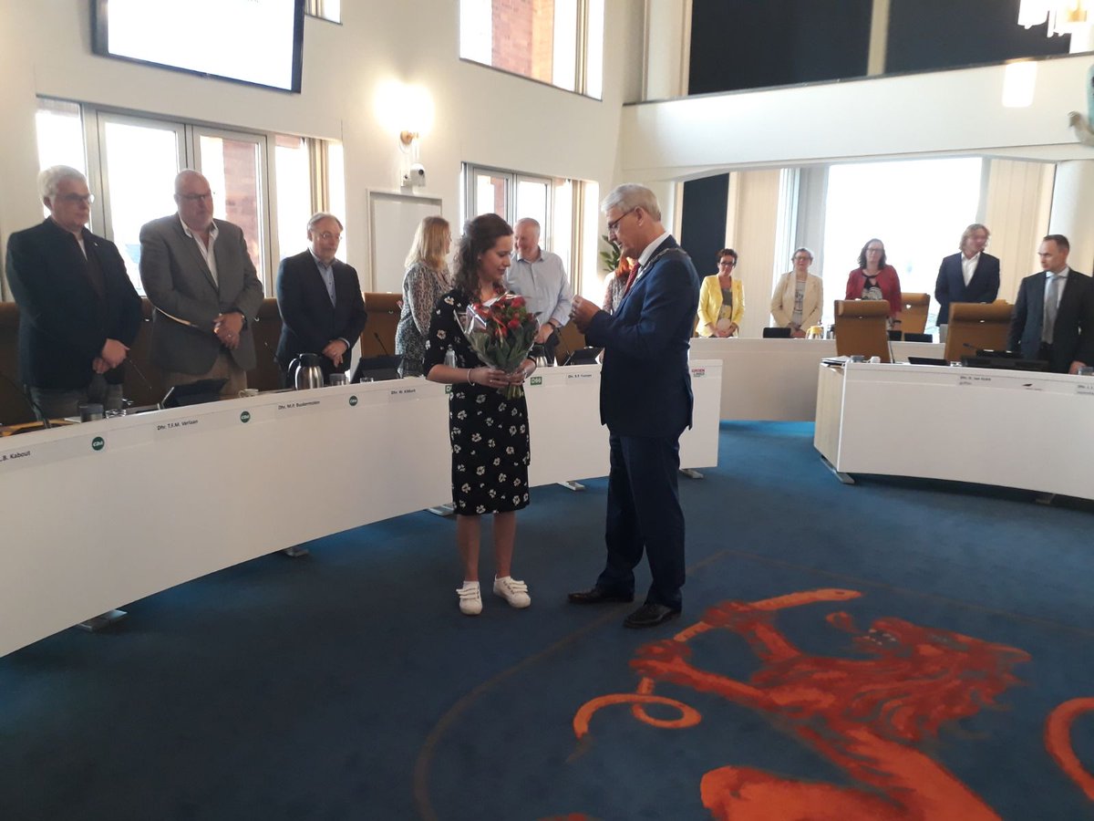 Thirsa van der Meer is net door burgemeester Nobel geïnstalleerd als raadslid in de gemeenteraad. Aalsmeer heeft het jongste raadslid van Nederland. Gefeliciteerd Thirsa!