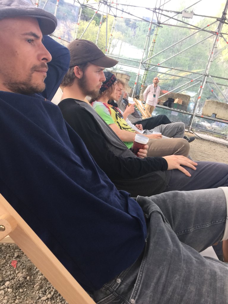 franckytrichet's tweet photo. Complètement Nantes avec les riders qui façonnent et racontent la ville autrement : « que tu sois à Moscou, Rio de Janeiro, Abidjan ou Nantes, tu trouveras toujours une chambre où dormir en allant dans un skatepark ! ». Le partage au cœur des valeurs de la glisse urbaine ! https://t.co/zrBjVmpHAb