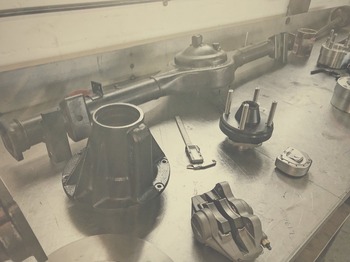 2spectrans's tweet photo. Ford axle builds today. English and Atlas units built to customer spec. One for fast road and one for rallying. #ford #retroford #fordescort #escortmk2 #escortmk1 #historicracing #historicrally #classicford #modifiedfords #fordcapri https://t.co/kLy3SvL2ce