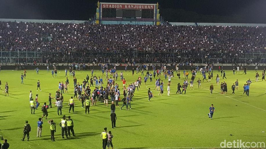 detikcom's tweet photo. Sanksi untuk Arema terkait Rusuh Lawan Persib: Denda Rp 300 Juta dan Penutupan Tribune https://t.co/KH7ePEXpWC https://t.co/G8OmCJxRXs