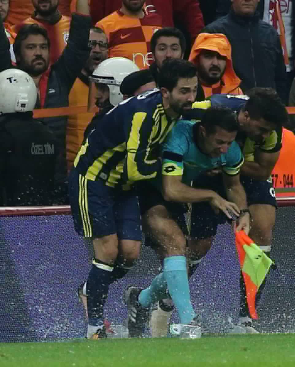 Bu görüntü bu sene TT Arena’da çekildi. Hakemler orta sahaya toplanıp Show yapmış mıydı?