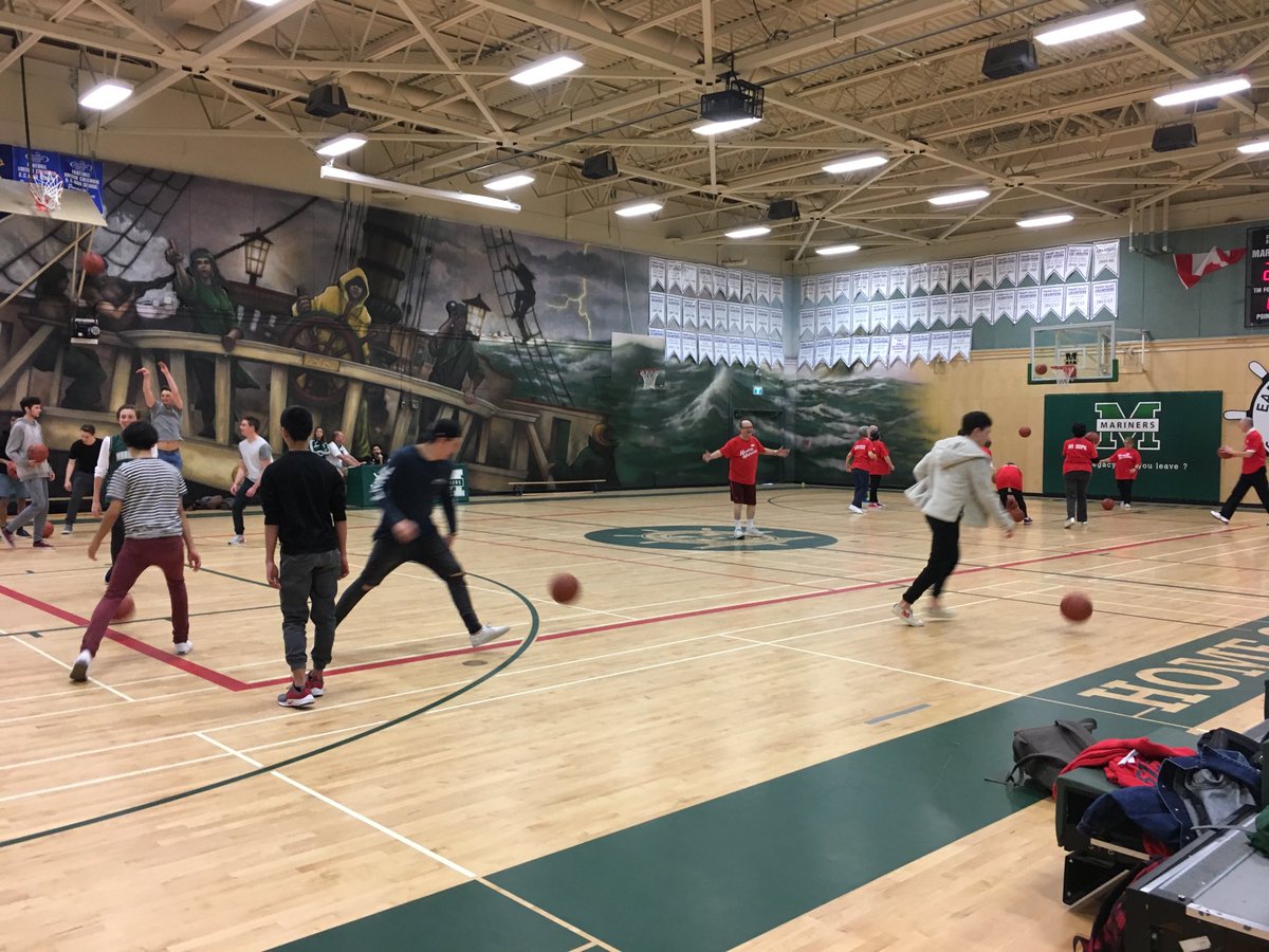 MsClaudineD's tweet photo. EMS Sr. Boys vs. the Hoopsters. Go teams! #marinerpride https://t.co/tdxX8kaYsA