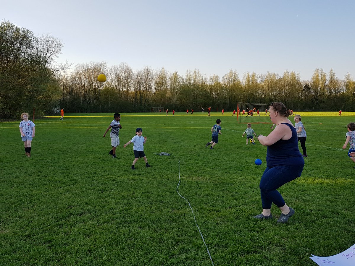 HatchWarren_'s tweet photo. Another day, another #new section! Fantastic evening with brand new #Chinook Beavers! Thanks to @healeyc101 and our 4 amazing new #leaders @BasingstokeWest @ScoutsGrowth @HampshireScouts #iscout #sun #fun #skillsforlife https://t.co/ufNGDLQeJp