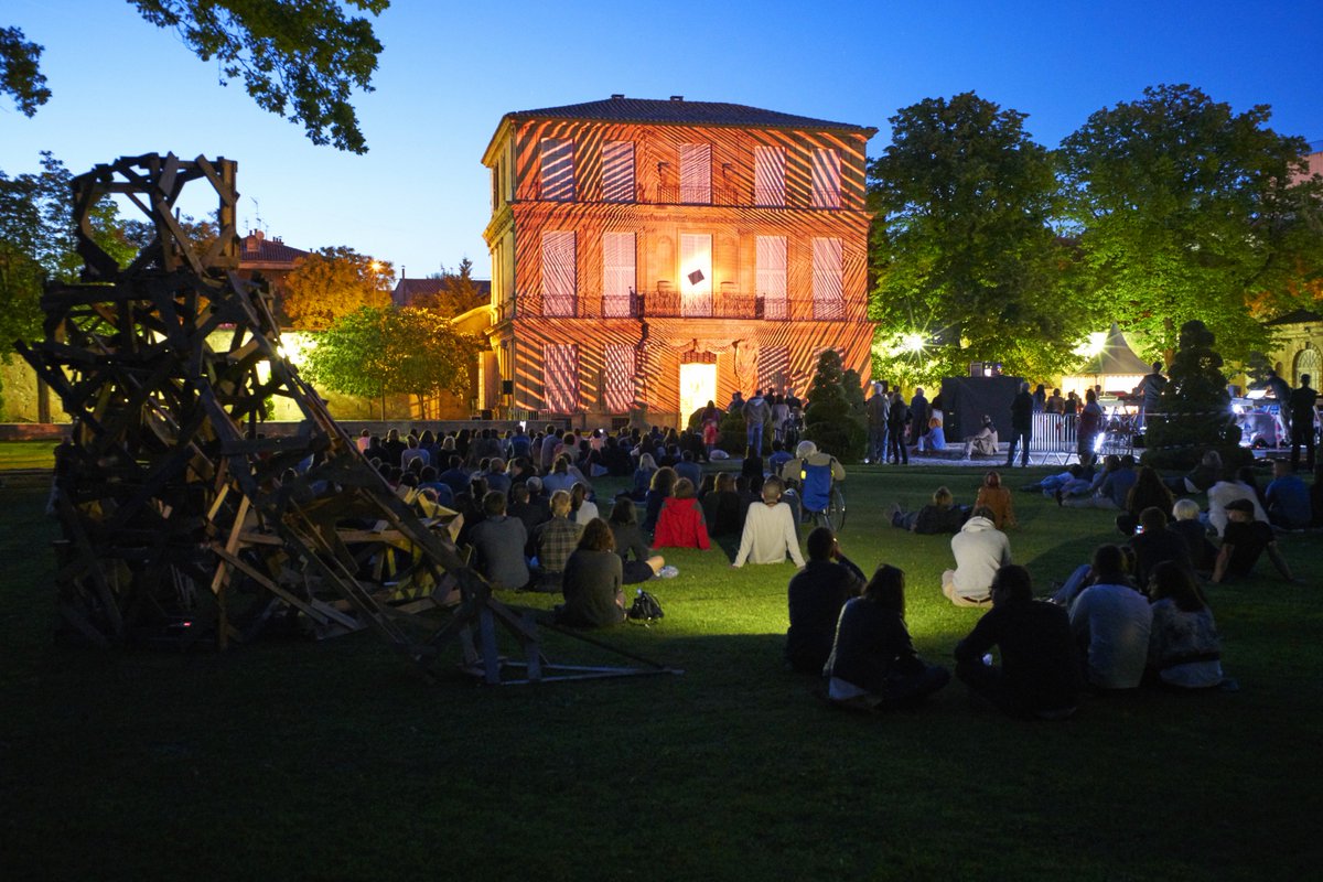 Les étudiants de l'#ESAAix vous donnent rendez-vous dans un mois, le 19 mai, pour le Monumental 4​, à <a href="/aixmaville/">Aix-en-Provence</a>. Dans l'attente, nous vous invitons à revivre la précédente édition du #mapping >>> ecole-art-aix.fr/6963-retour-su…