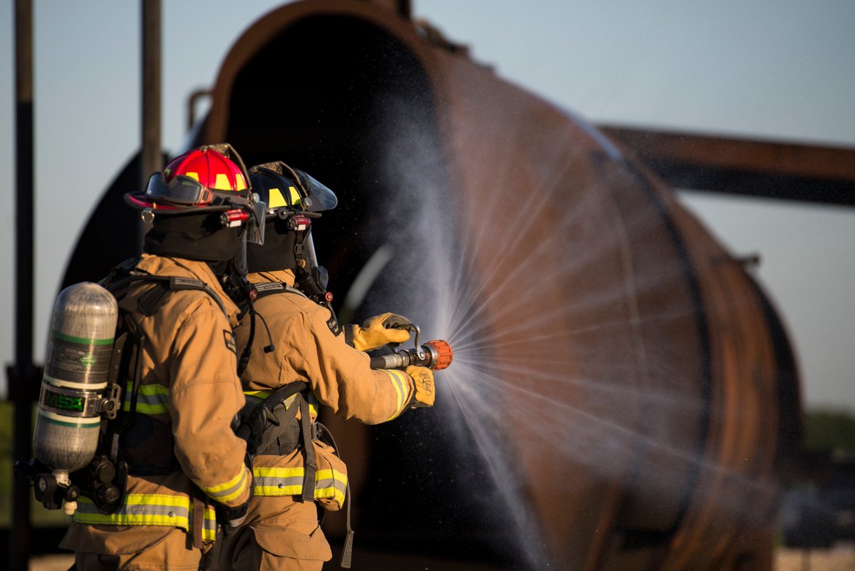 JBSA_Official's tweet photo. Joint Base San Antonio-Randolph #FireEmergencyServices recently hosted a quarterly live fire training. This training is an opportunity for new firefighters to become more confident while fighting fires, and sharpens skills for seasoned Airmen. https://t.co/mO5MsPKmFu https://t.co/ei06URm2B8