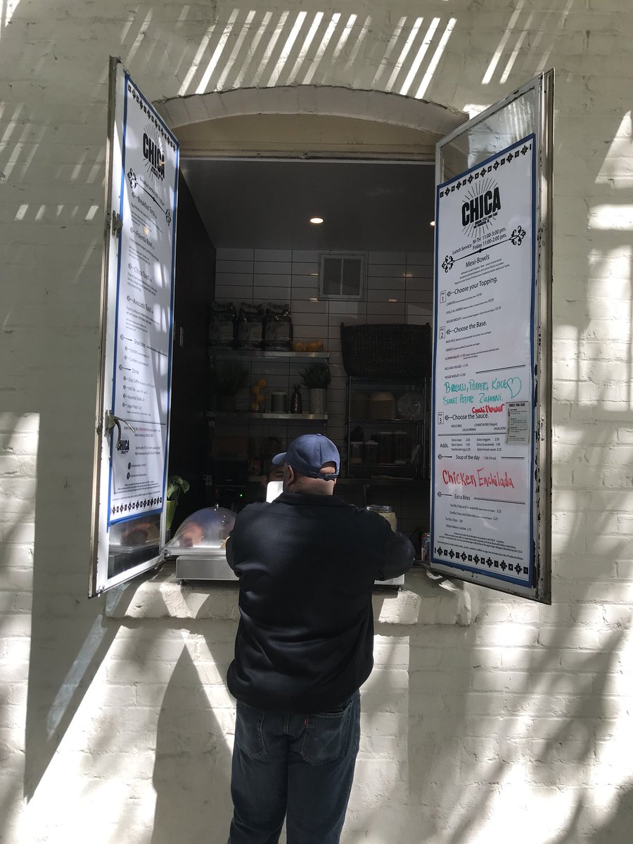 StanleyRoberts's tweet photo. Love this place #SFChica https://t.co/aSjToAOvt4