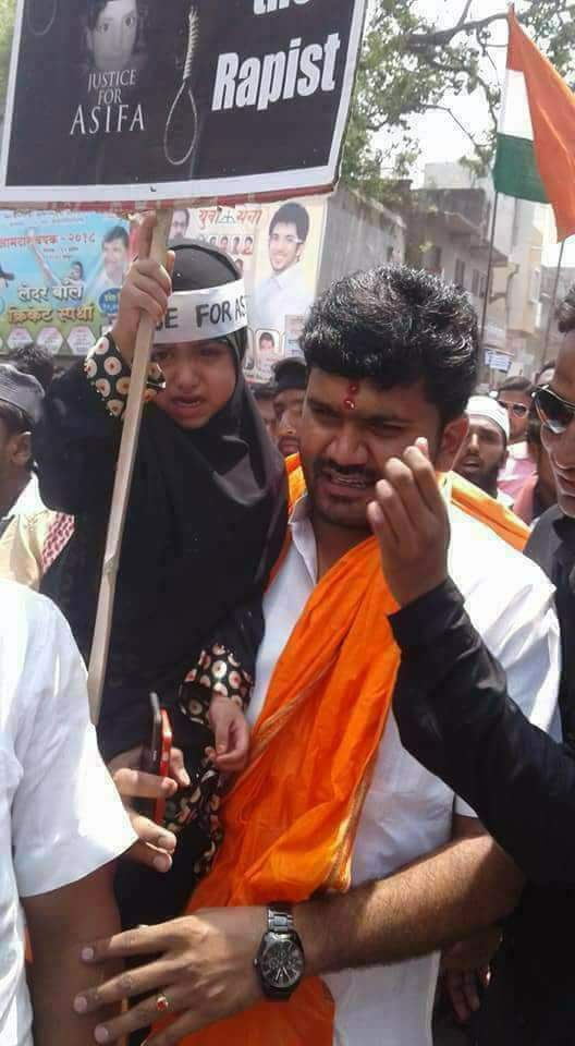 NazafAhmad's tweet photo. #unityforhuman
#JusticeForOurChild
#Justice4RapeVictims
Kuch log hindu muslim kr rhe h bt hmare desh isko apni bachi smjh ke khraa h...
#RapeMuktBharat
Rape Rape hota hai... 🙏🙏🙏🙏🙏 https://t.co/FotAILEPnh