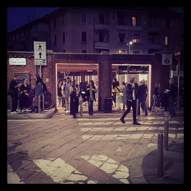 LeonardoDeSanti's tweet photo. Gates II. #milano #street #milanostreet #misph #designweek #milandesignweek #mdw2018 #milandesignweek2018 #streetphotography #igersmilano https://t.co/7LIJ6kpQy5 https://t.co/8BryLH2JJh