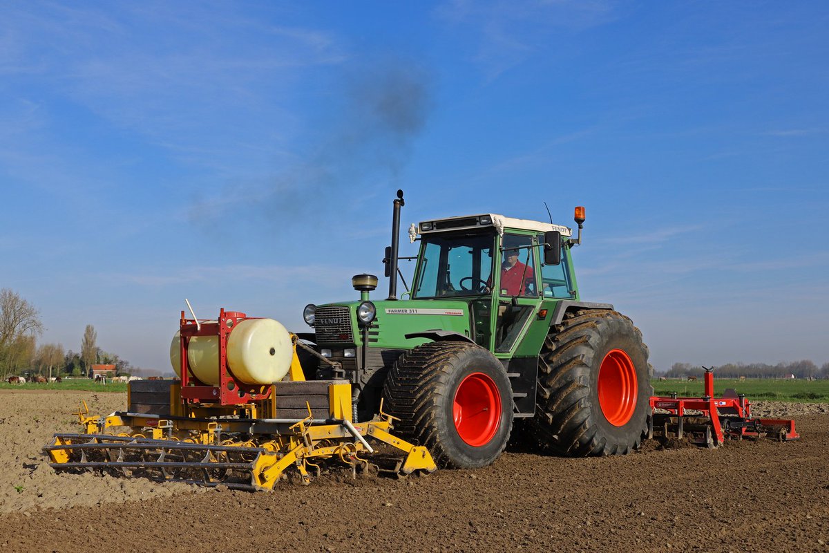 Agrifoto's tweet photo. Bietenland klaarleggen door @PeterVogelaar1 met een prachtige @Fendt_nl 311. Vervolgens zaaien met een super strakke 309. #Agrifoto https://t.co/CxfEMJGanq