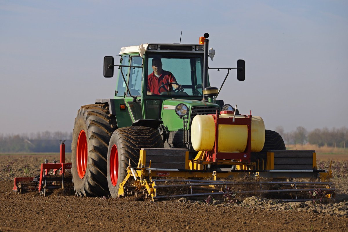 Agrifoto's tweet photo. Bietenland klaarleggen door @PeterVogelaar1 met een prachtige @Fendt_nl 311. Vervolgens zaaien met een super strakke 309. #Agrifoto https://t.co/CxfEMJGanq