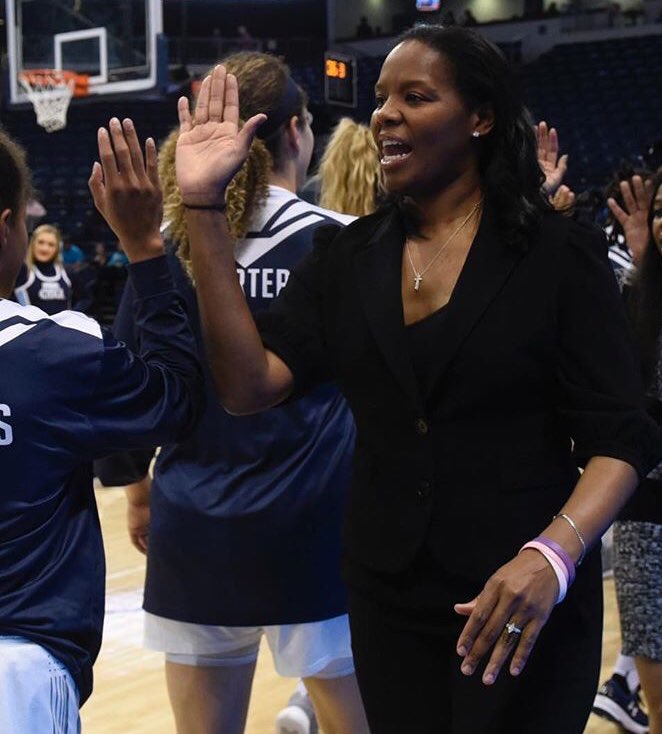ODUWBB's tweet photo. Everyone loves a good high five. #NationalHighFiveDay https://t.co/y2ZmaFYHZZ