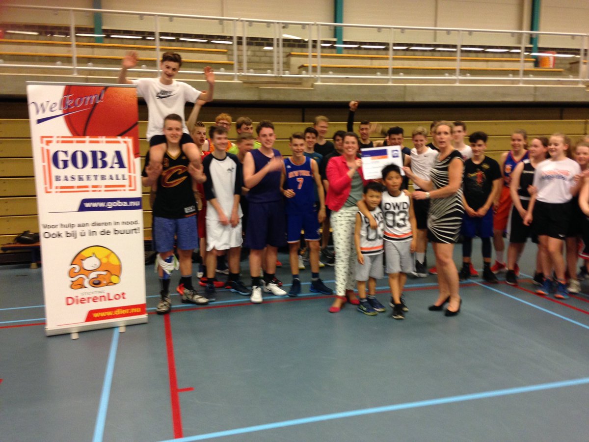 EvaSirag's tweet photo. Vanavond namens @RabobankAV een cheque van €121,49 uit mogen reiken aan @goba1970 voor de #clubkasav #Clubkascampagne https://t.co/QBrtecowGg