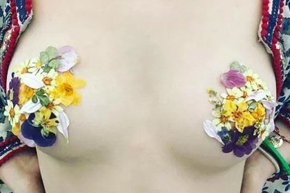 SnegAlina's tweet photo. Британский цветочный магазин предложил девушкам использовать лепестки цветов в качестве бюстгальтера во время участия в фестивалях. https://t.co/AdD3EZhNce