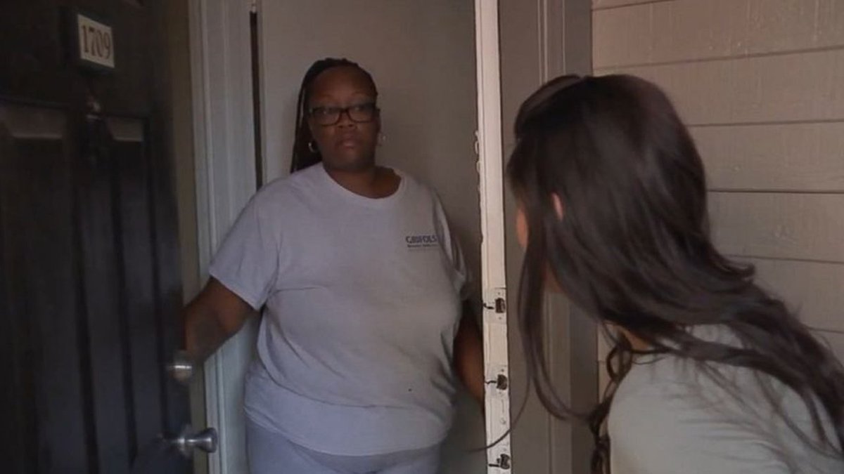 Houston 911 operator found guilty of hanging up on callers bit.ly/2HMNO1f https://t.co/lb4zb5TQlx