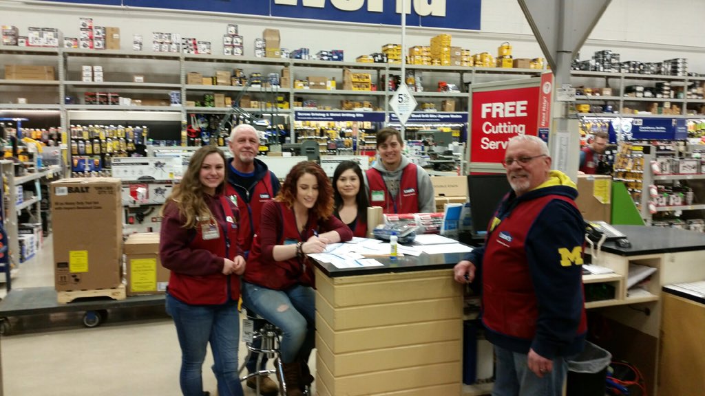 BarbCox74001049's tweet photo. #Day of development The team is having fun learning to cut Keys #DeKalb #HR4Connected #lowes https://t.co/yrTaDuyfus