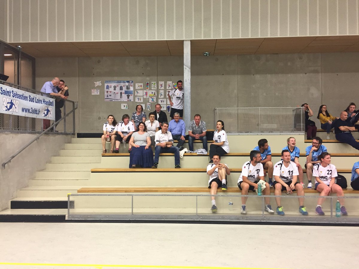 PatJean44's tweet photo. Tournoi partenaires et loisirs organisé par @3SLHB44230 
1ère rencontre et 1ère victoire des élus @stsebsurloire renforcés il est vrai par des loisirs 4-2. Merci aux supportrices et supporters et aux bénévoles pour cette belle initiative https://t.co/NpBr7IcXNW