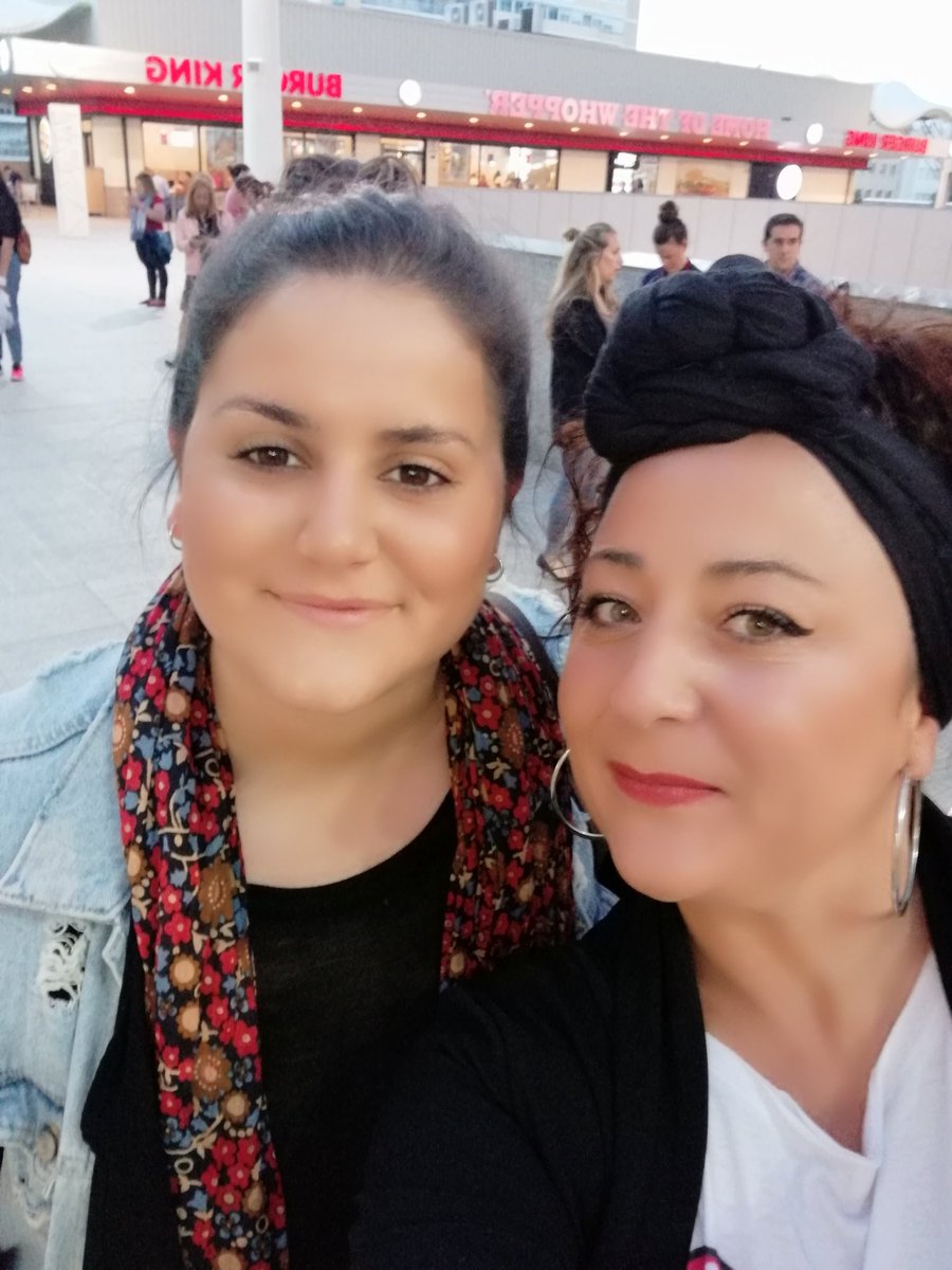 Maty_Ubril_'s tweet photo. Ir con mi gente de @clubtocaparami a ver la peli de @AlejandroSanz y encontrarse con @MariaMoriel_ eso no tiene precio https://t.co/B5jm2qO98W