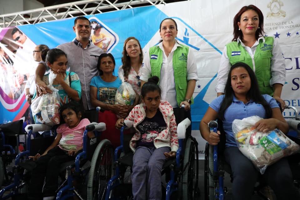 anagarciacarias's tweet photo. En nombre del Gobierno de @JuanOrlandoH entregamos hoy sillas de ruedas, andadores, bastones y colchones antiescaras a habitantes con discapacidad de #Lempira, que han sido identificadas  a través del programa #HondurasParaTodos. ¡Seguimos apostándole a una #Honduras inclusiva!. https://t.co/KoT3iyk6UX