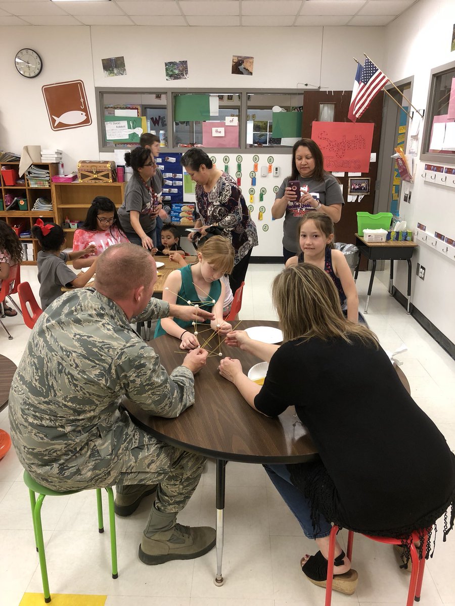 MrsGordonNSE's tweet photo. #scienceFamilyNight #bookFair #April18NSE #spagettiTower @OlgaMontoya606 @Cabrera93540109 @NugentNSE https://t.co/FLv4hYhFDy