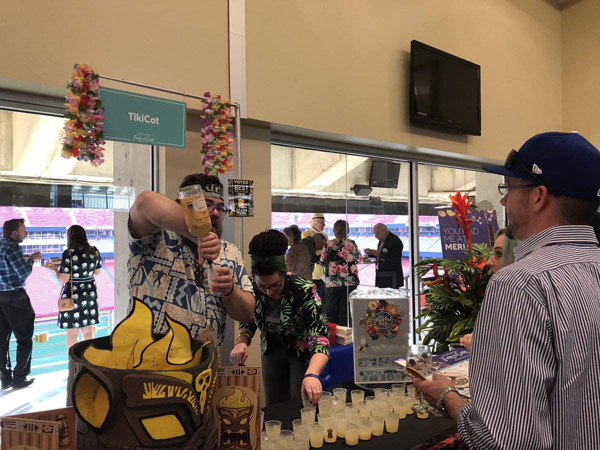 HarvestersORG's tweet photo. Need a break from all the great food? Stop by this section with a Wine Pull, raffle baskets with concert tix &amp; restaurant gift cards &amp; a tasty cocktail from @TikiCatKC #ForksCorksKC https://t.co/Yskvt0sJhD