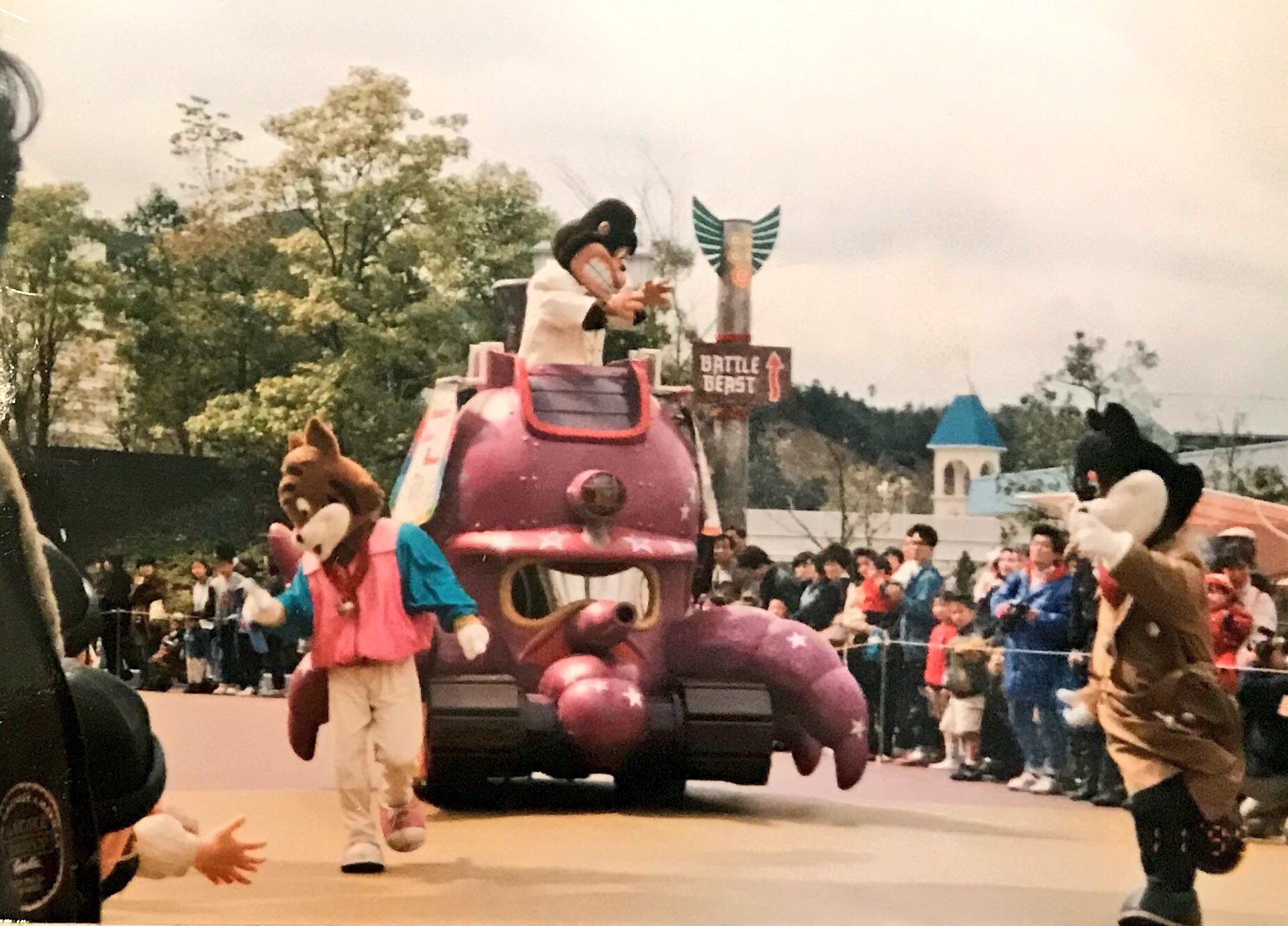 ジェットコースター男 公式 1995年の大盛況のレオマワールド オープン年は主要アトラクションは2時間待ちとかだった パレードもすごい盛り上がり T Co Sjcaxdj7du Twitter