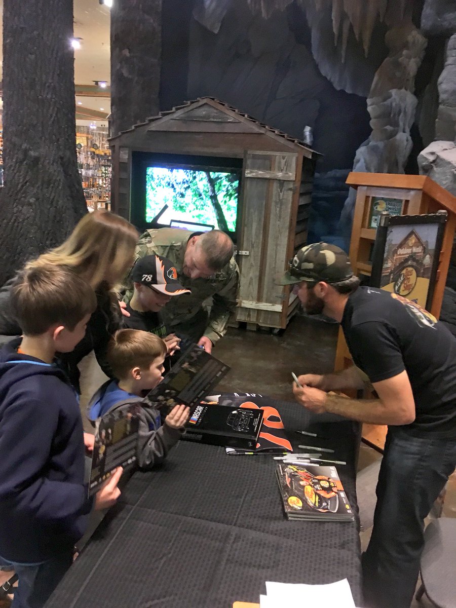 FalciAdaptive's tweet photo. Thanks for coming out tonight, fans! 👋 #MeetMartin #NASCAR https://t.co/uu3xKC6Vgp
