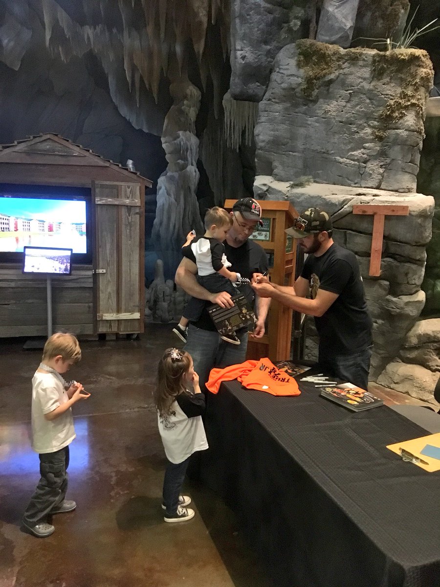 FalciAdaptive's tweet photo. Thanks for coming out tonight, fans! 👋 #MeetMartin #NASCAR https://t.co/uu3xKC6Vgp