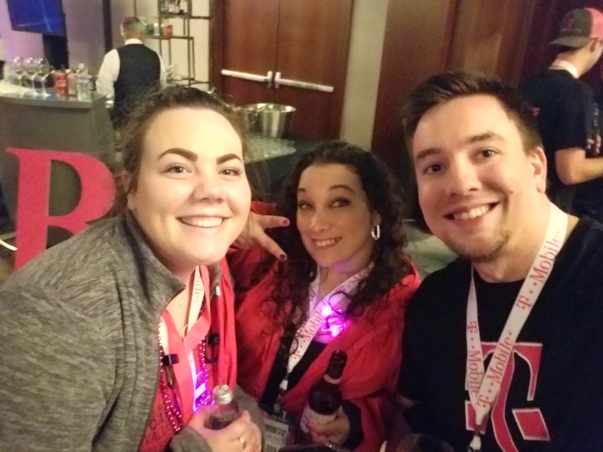 MikeExclusiveW's tweet photo. Meeting all these new faces at #UnstoppableTour @madirose97  @PeeblesSamantha https://t.co/njQnBEwYhG