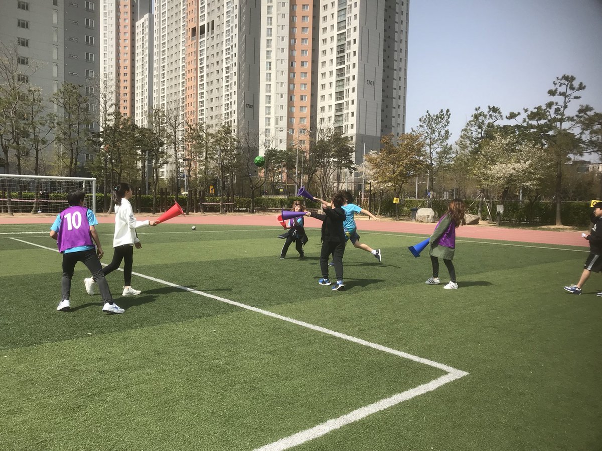 Dalais44's tweet photo. #gamesmaking in #ibmypphe #mypphe #physed class #creativity in #action - #ATLskills #Social #Thinking and #Communication- always #active always #moving https://t.co/pcRaWIc4pE