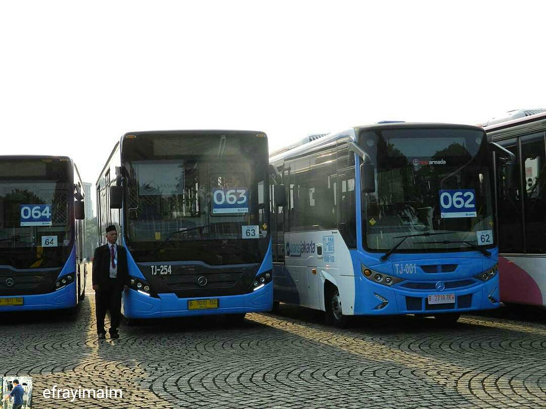 BuswayFansC's tweet photo. Regrann from @efrayimaim -  Mercedes Benz OH1526 &amp; Mercedes Benz OF917
Laksana &amp; New Armada
#transjakarta #busway #lowdeck #scania #mercedesbenz #tentrem #newarmada #laksana #cityline2 #denso #Transportasijakarta #bismania #biskota #indonesiabuschannel #fotobusindonesia #regrann https://t.co/aQkZtdVv5b
